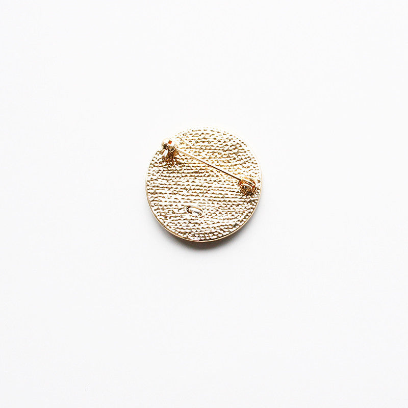Elegant Chinese Retro Brooch with Sun and Moon Motif – Luxurious Palace-Inspired Cardigan Pin for Timeless Style