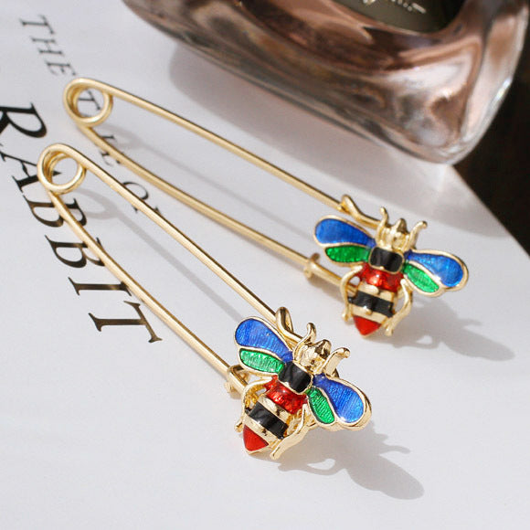 Golden Bee Embroidery Pin — Delicate Eastern Ritual Brooch for Quiet Modern Living