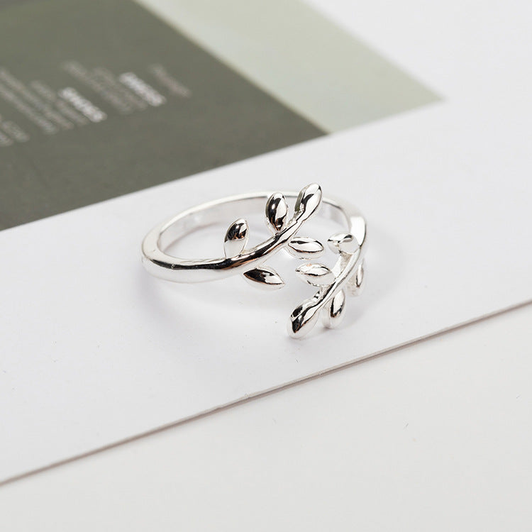 Elegant Women's Leaf Design Ring – Timeless Sophistication for the Modern Muse