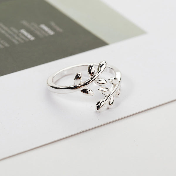 Elegant Women's Leaf Design Ring – Timeless Sophistication for the Modern Muse